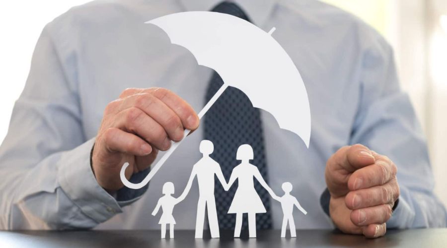 life_insurance_protection_umbrella_over_family